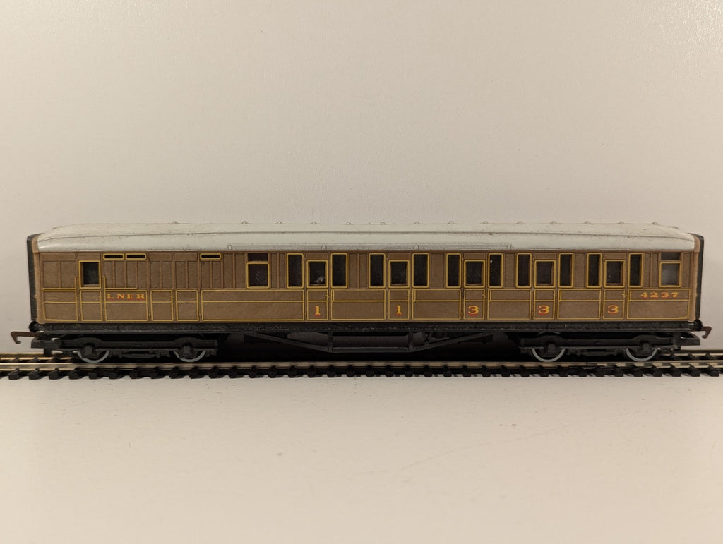 Hornby OO Gauge LNER Gresley Teak Brake Coach