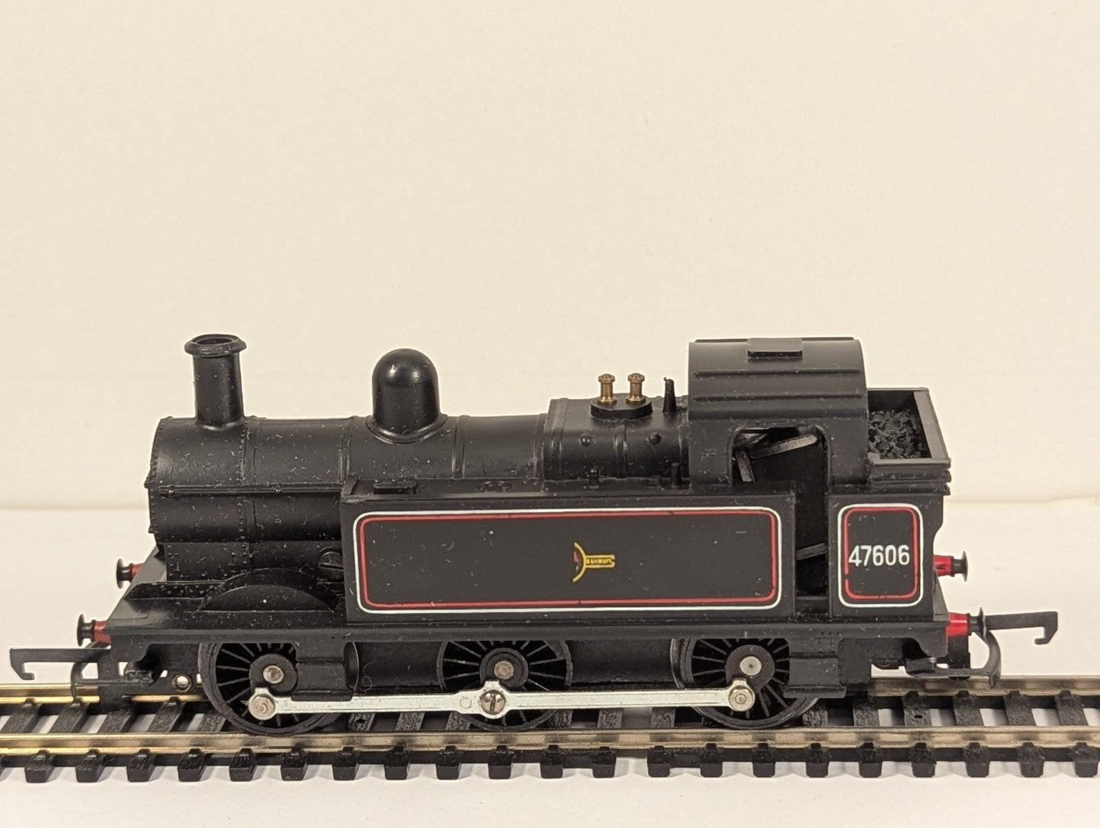 Tri-ang Hornby R52 OO Gauge Class 3F Jinty 0-6-0T – Damaged Crest and box
