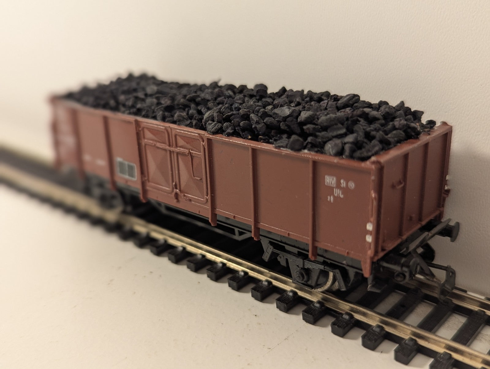 Roco HO Gauge DB Omm Open Wagon Epoch III With Load