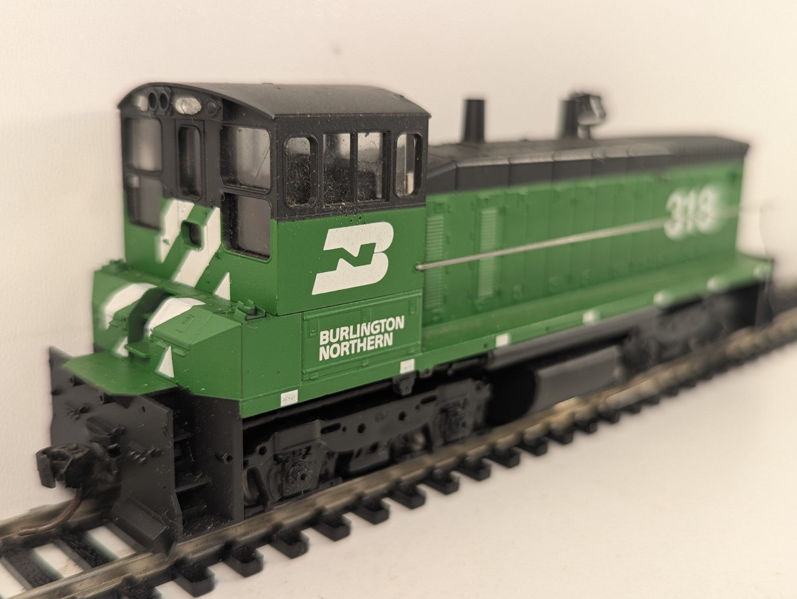 Athearn HO Scale SW1500 Burlington Northern 318 Diesel Locomotive