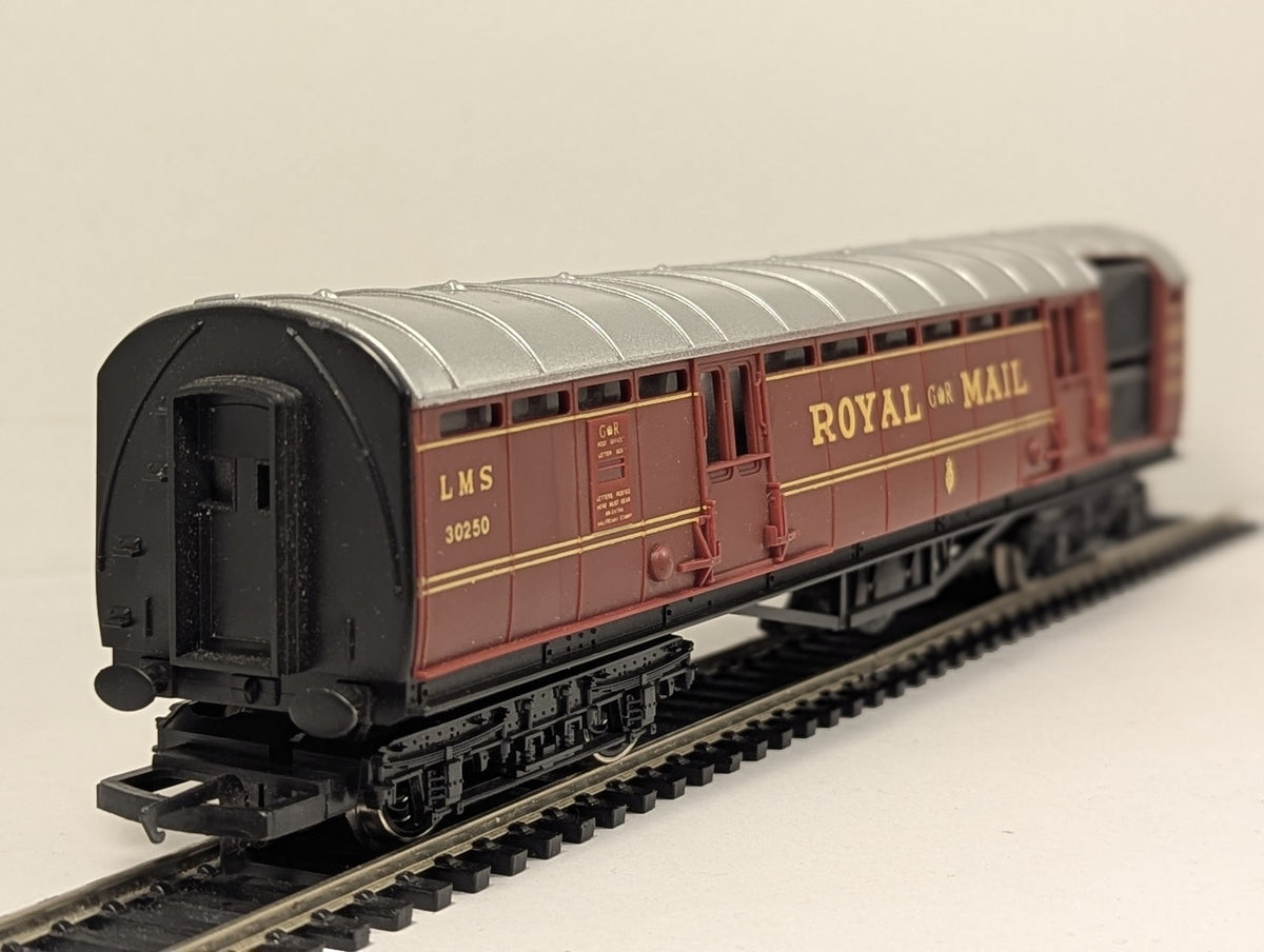 Hornby OO Gauge Operating Royal Mail Coach Passenger Coach 30250 LMS Maroon