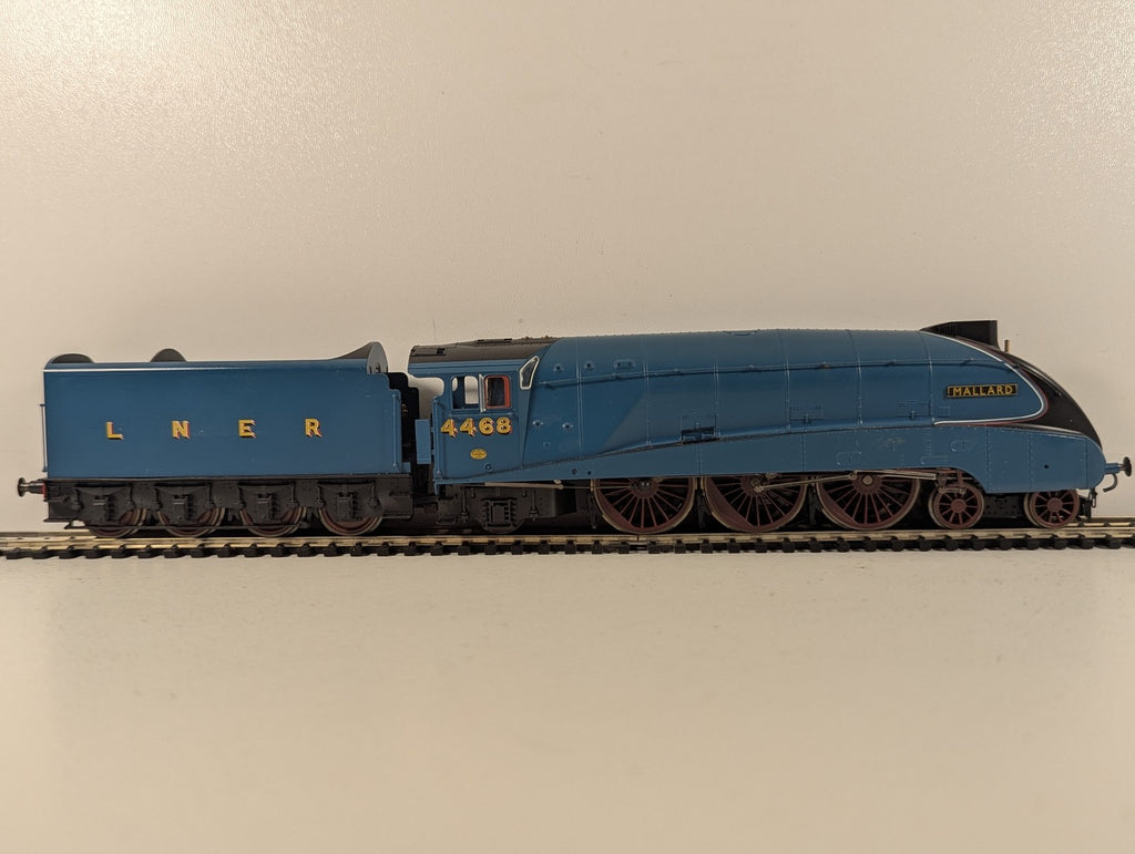 Hornby OO Gauge Class A4 'Mallard' Steam Locomotive 4468 LNER Garter Blue R2339