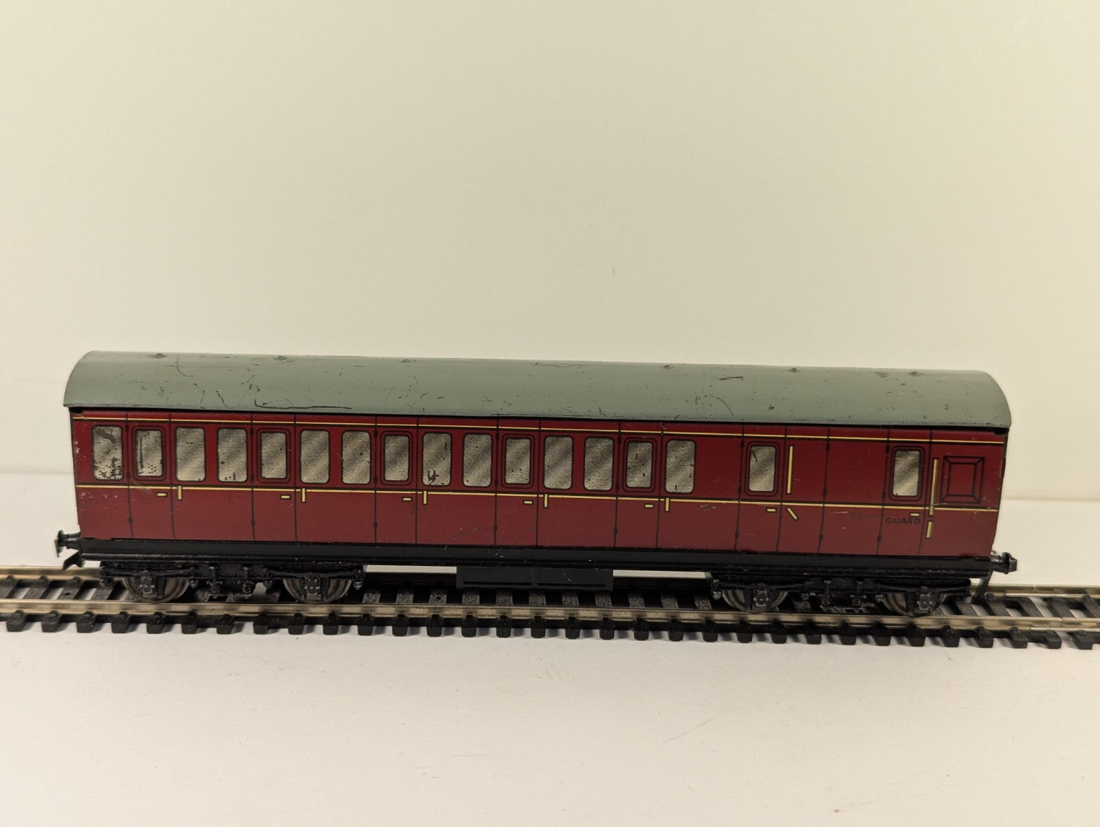 Hornby Dublo OO Gauge BR Maroon Suburban Brake Coach