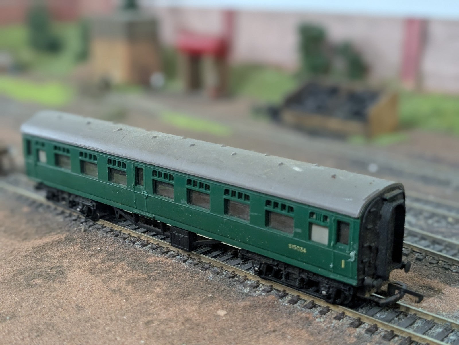 Tri-ang R221 9" Mainline Composite Coach – BR Southern Green S15034