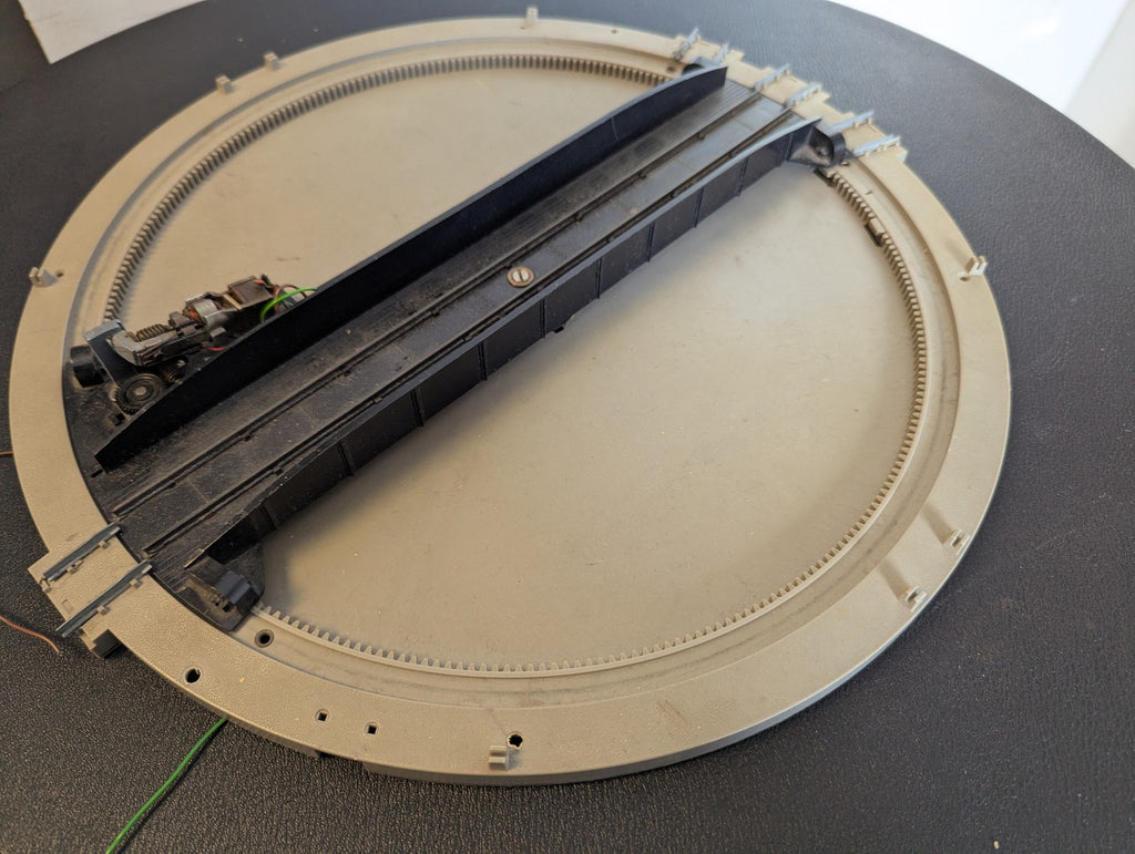 Hornby OO Gauge Operating Turntable R410