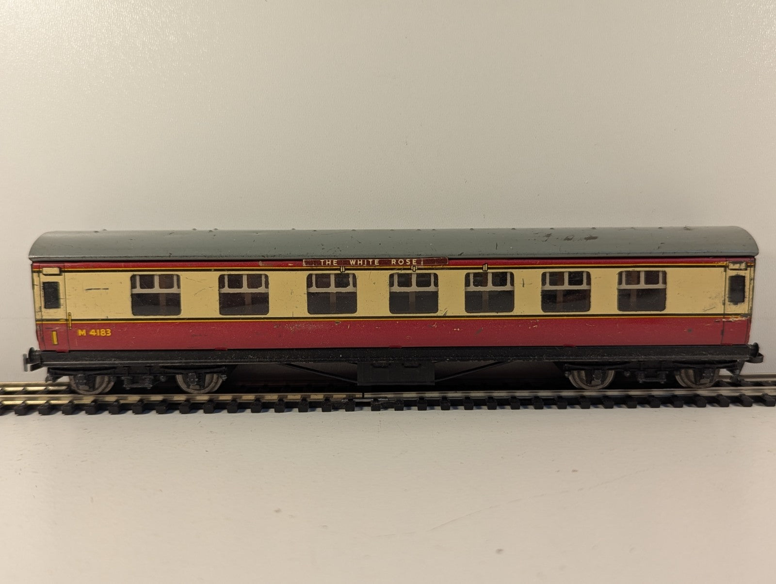 Hornby Dublo OO Gauge D12 First Class Corridor Coach "The White Rose"
