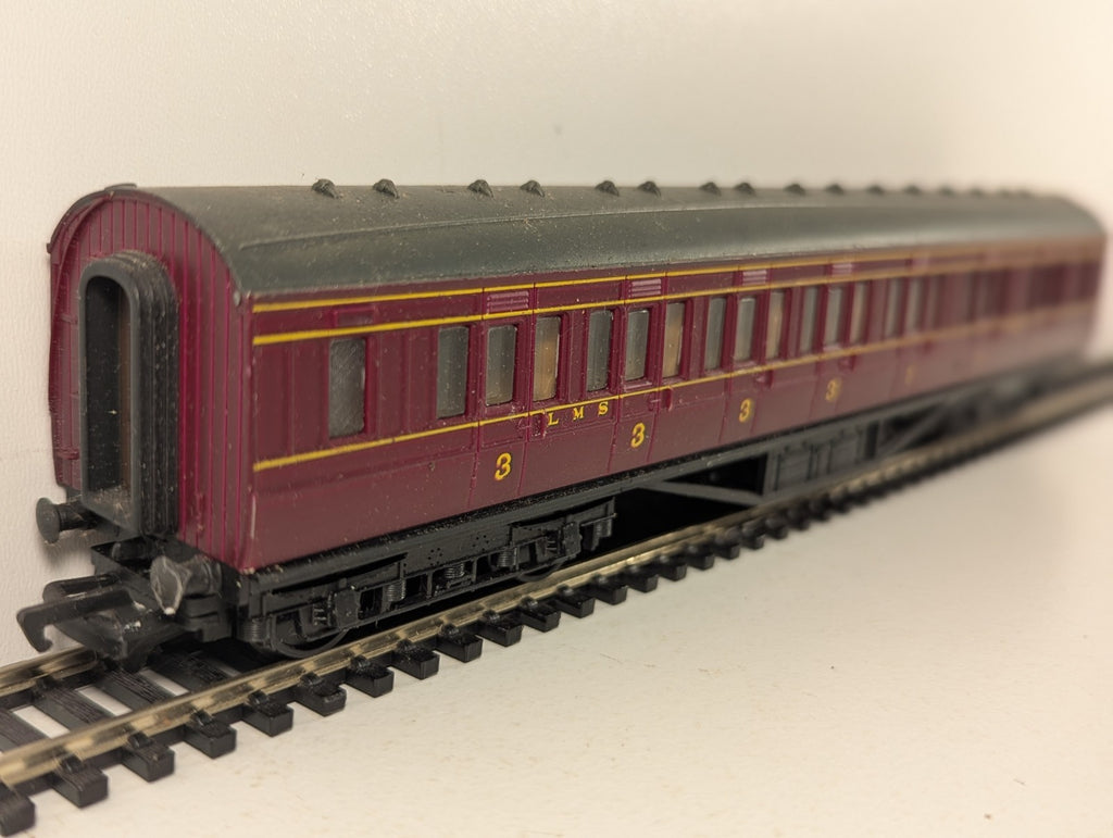 Mainline OO Gauge LMS 57ft Corridor Composite Coach Passenger Coach