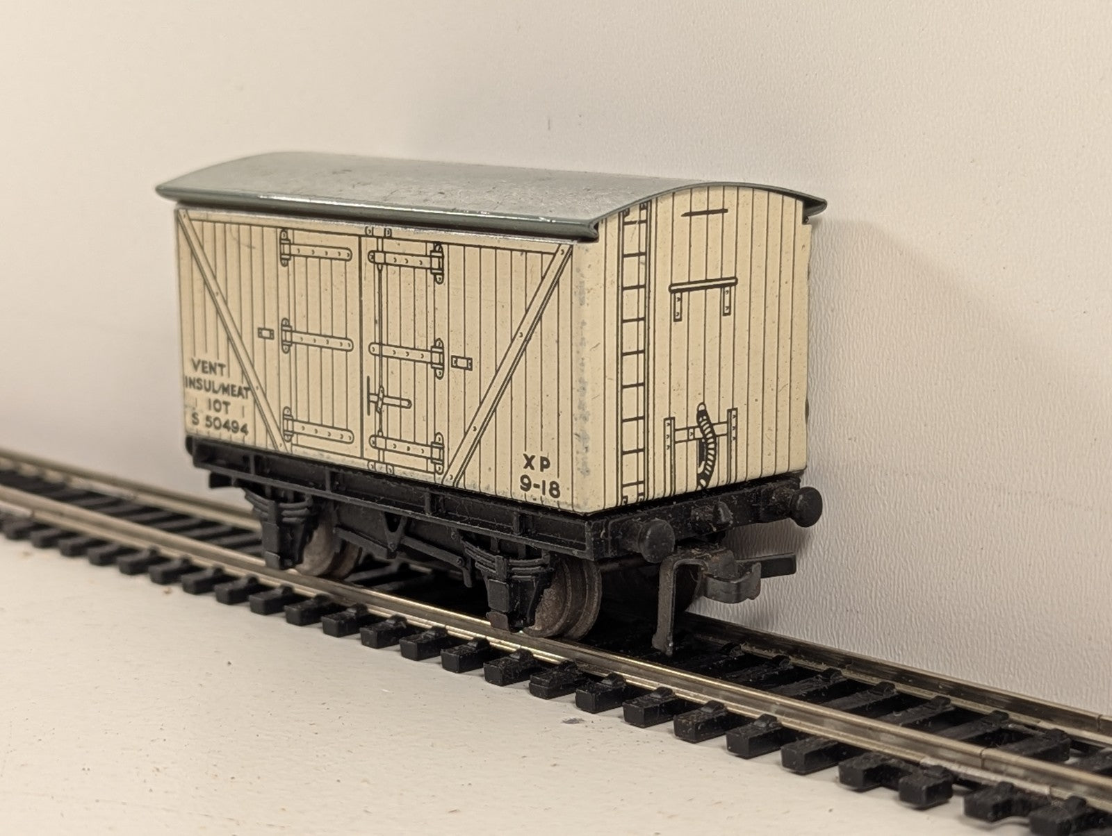 Hornby Dublo 32065 OO Gauge White D1 Meat Van - Boxed