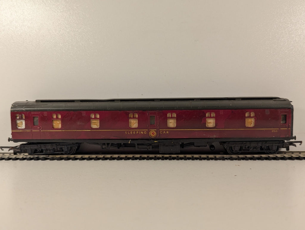Tri-ang OO Gauge LMS Type Sleeping Car Passenger Coach 2510 BR Maroon