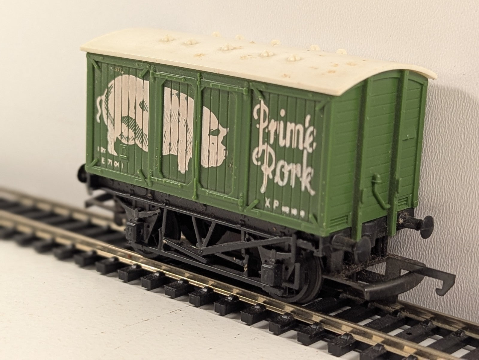 Hornby OO Gauge R216 Prime Pork Closed Van