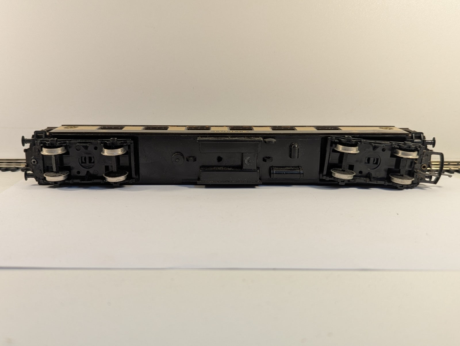 Hornby OO Gauge Pullman First Class Parlour Car "Lucille" - Missing Coupler