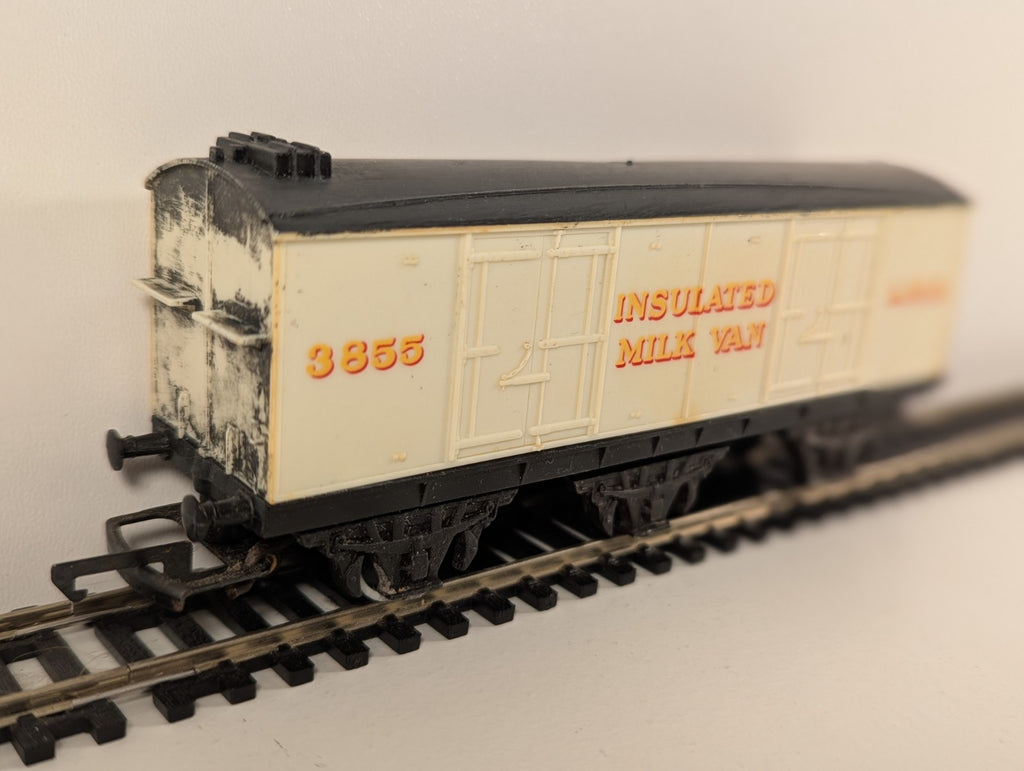 Hornby R734 OO Gauge LMS 6-Wheel Insulated Milk Van No. 3855 – Weathered