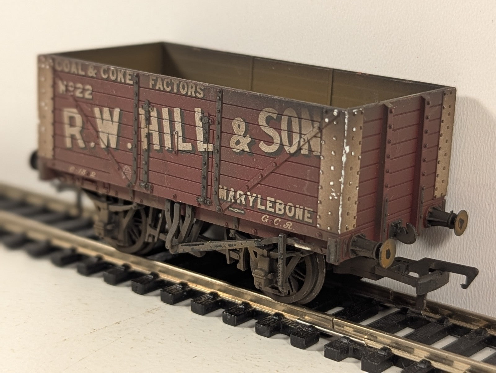 Bachmann Branchline 37-162 8 Plank Wagon “R.W. Hill & Son” Weathered
