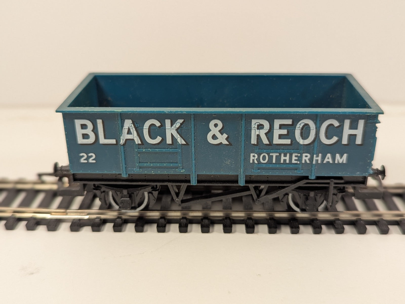 Hornby R021 – 20-Ton Steel Mineral Wagon ‘Black & Reoch 22’