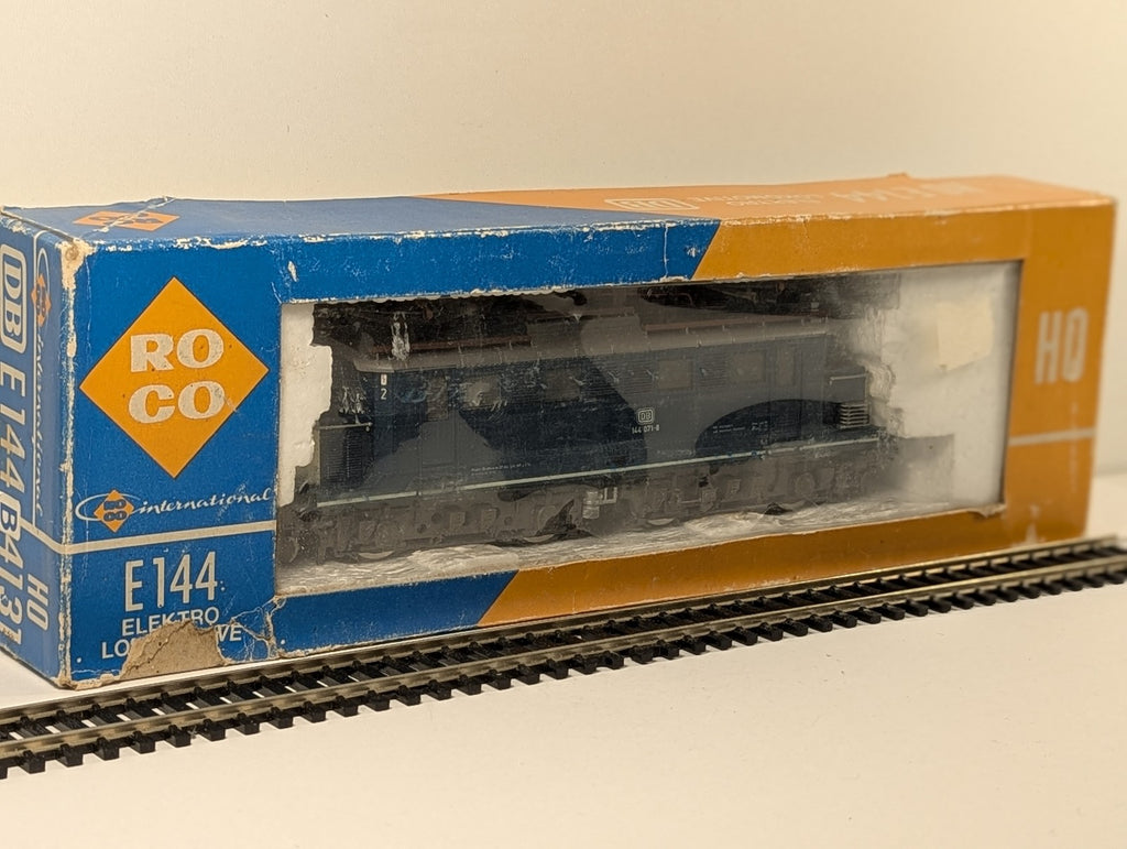 Roco HO Scale DB Class E 144 Electric Locomotive 144 071-8 DB Ocean Blue & Beige