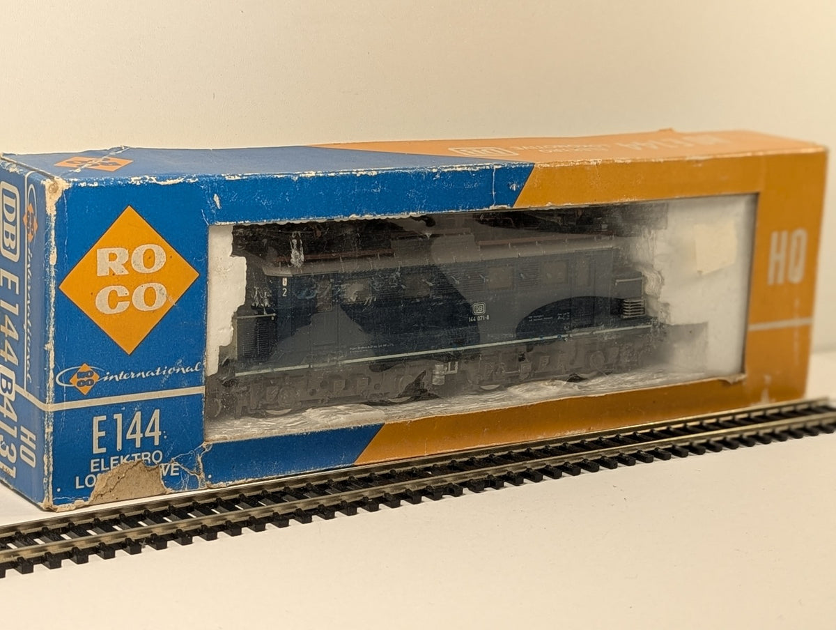 Roco HO Scale DB Class E 144 Electric Locomotive 144 071-8 DB Ocean Blue & Beige