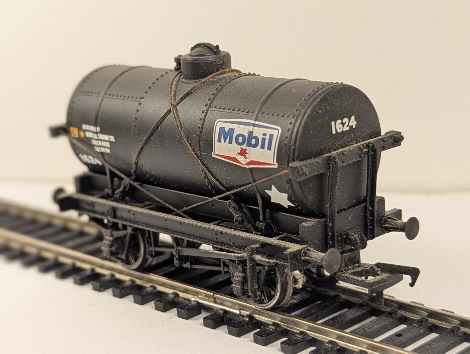 Bachmann OO Gauge 14 Ton Tank Wagon Goods Wagon 1624 Mobil Black 37