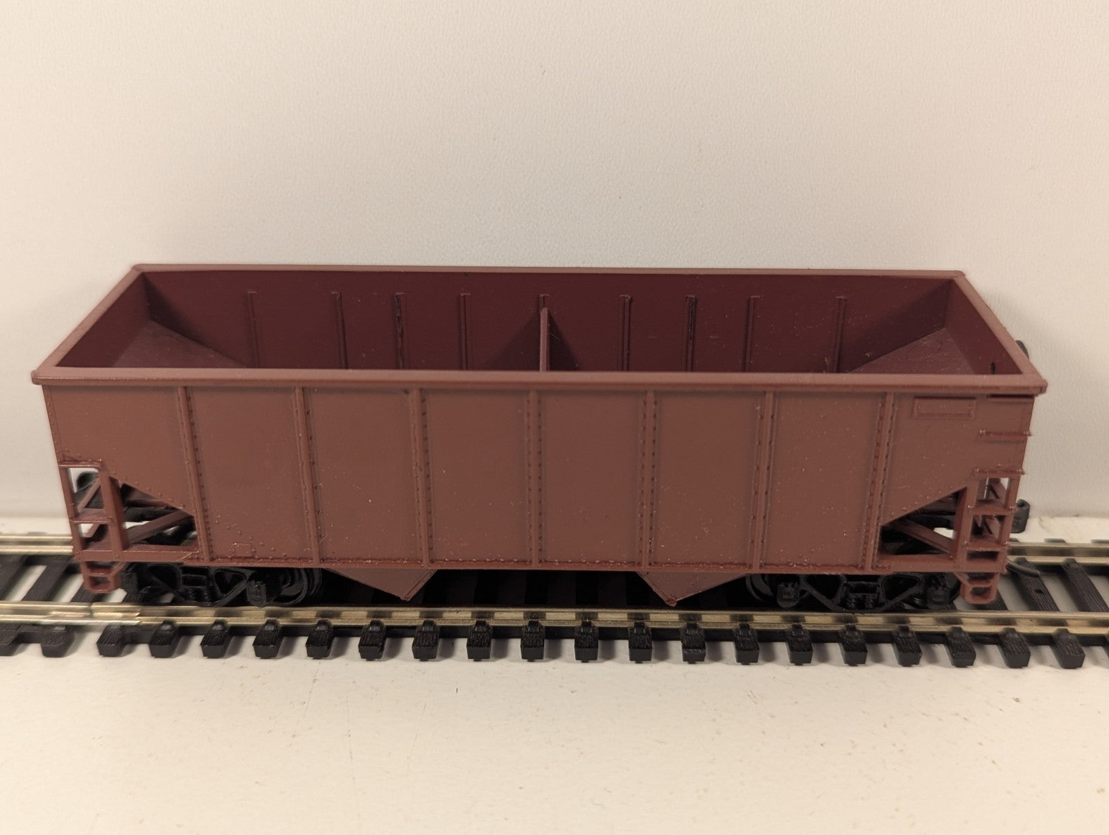 Walthers HO Gauge 2-Bay Steel Hopper – Lettering Removed