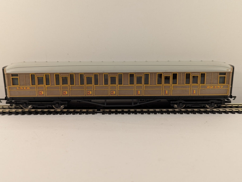 Hornby OO Gauge LNER Gresley Composite Coach Passenger Coach 22357 LNER Teak