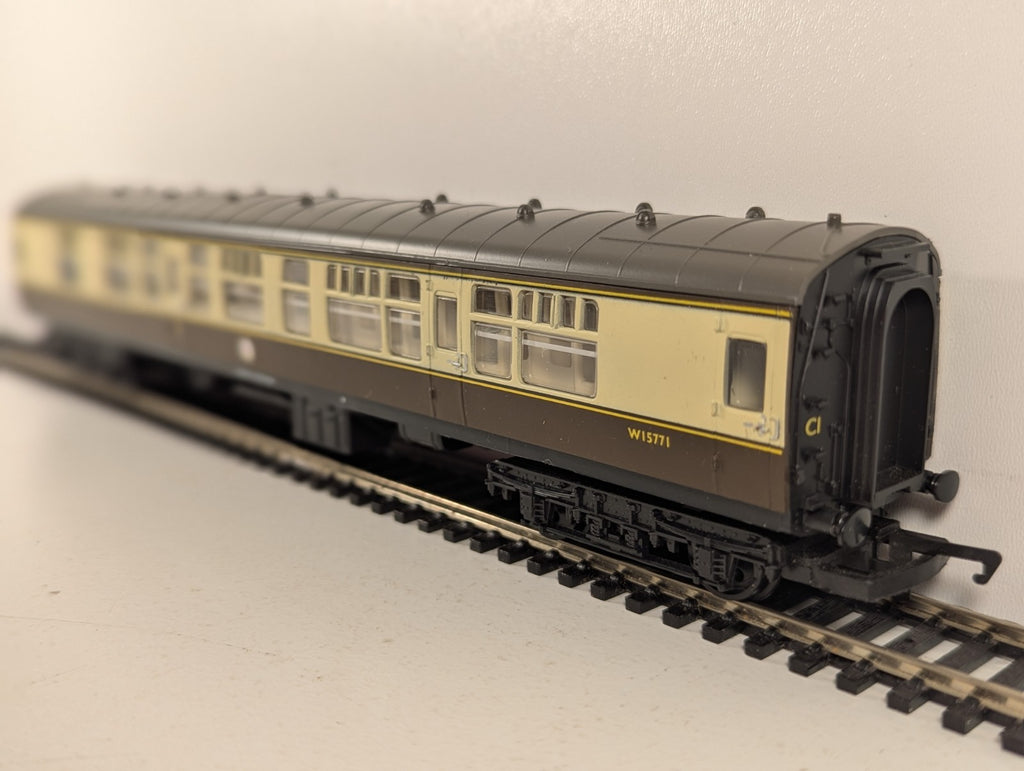 Hornby OO Gauge BR Western Region Mk1 Composite Corridor Coach