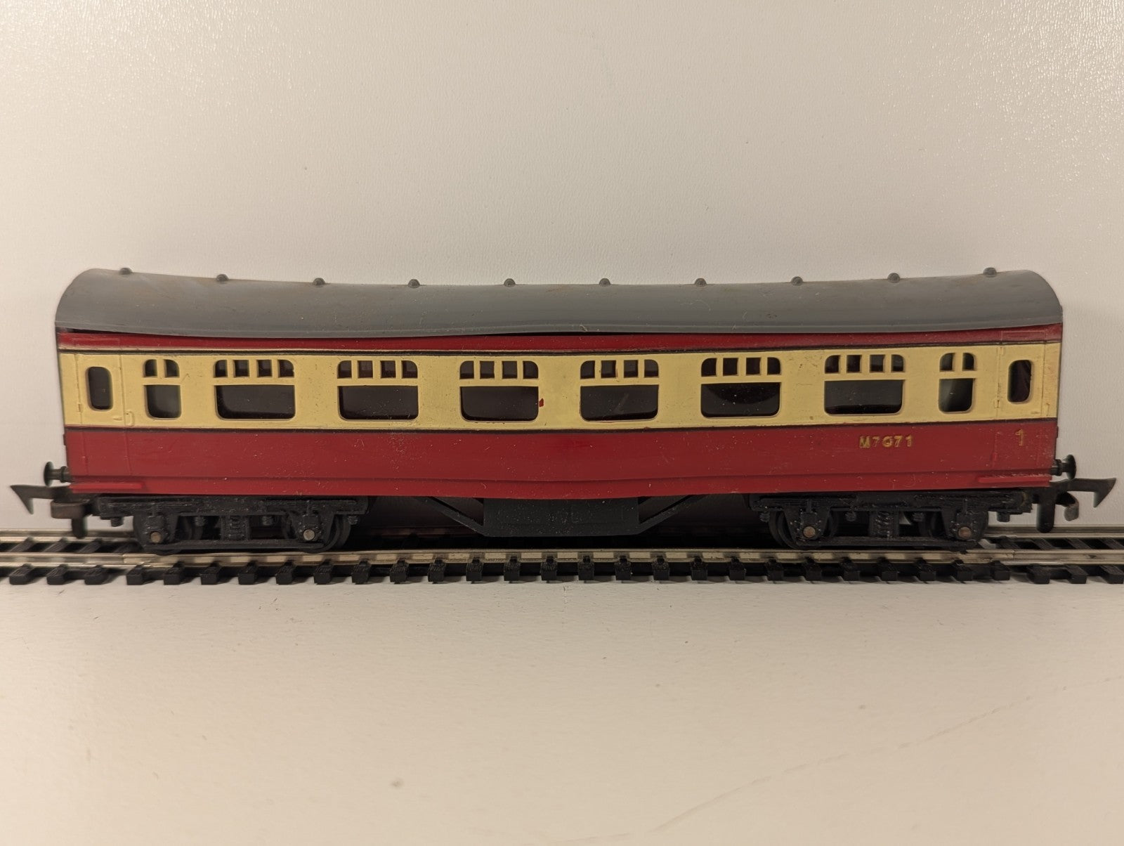 Tri-ang R21 OO/HO Gauge Passenger Coach M7071 – Blood & Custard Livery
