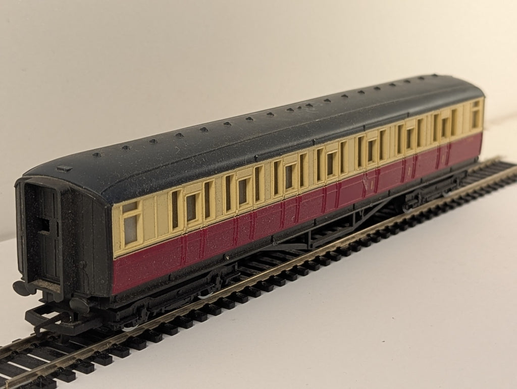 Hornby OO Gauge R937 BR Gresley Composite Coach Crimson and Cream E18276