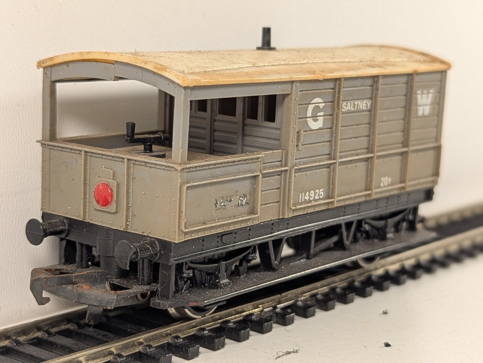 Hornby OO Gauge GWR 20 Ton 'Toad' Brake Van 'Saltney' 114925 GWR Grey