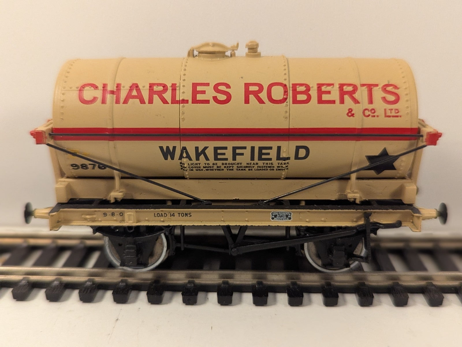 Bachmann 37-650K OO Gauge 14T Tank Wagon Charles Roberts Wakefield