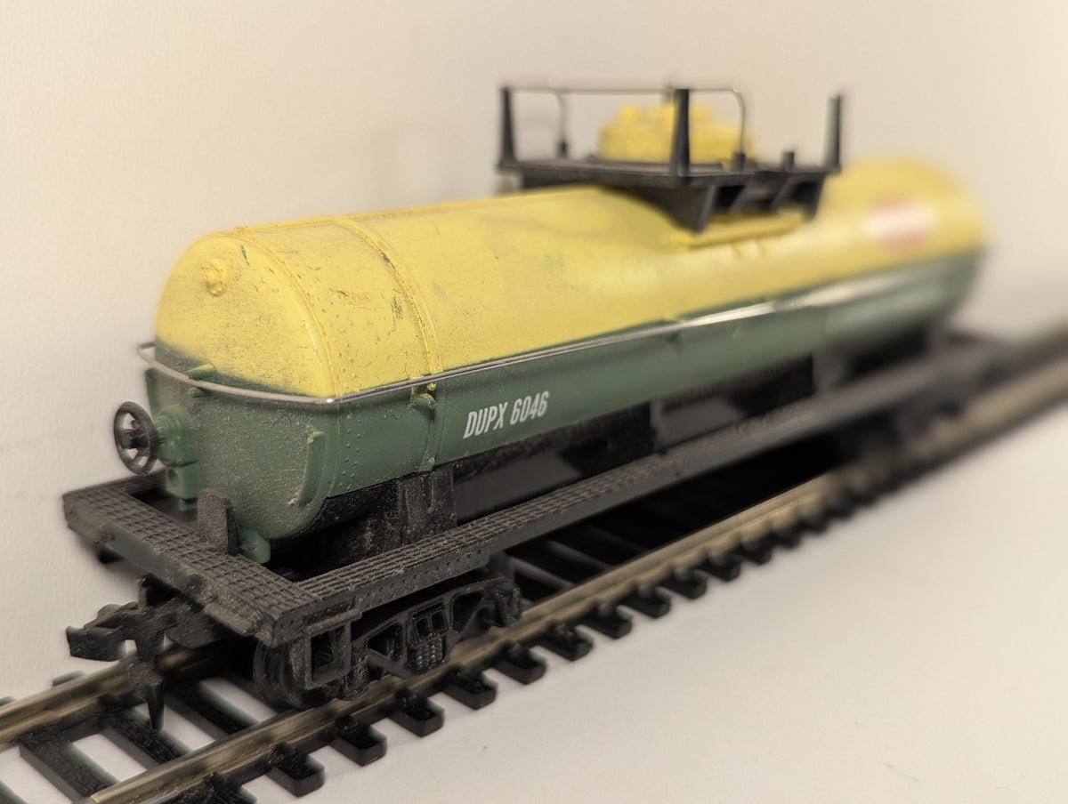 Tyco HO Scale DuPont Tank Wagon DUPX 6046 DuPont yellow and green