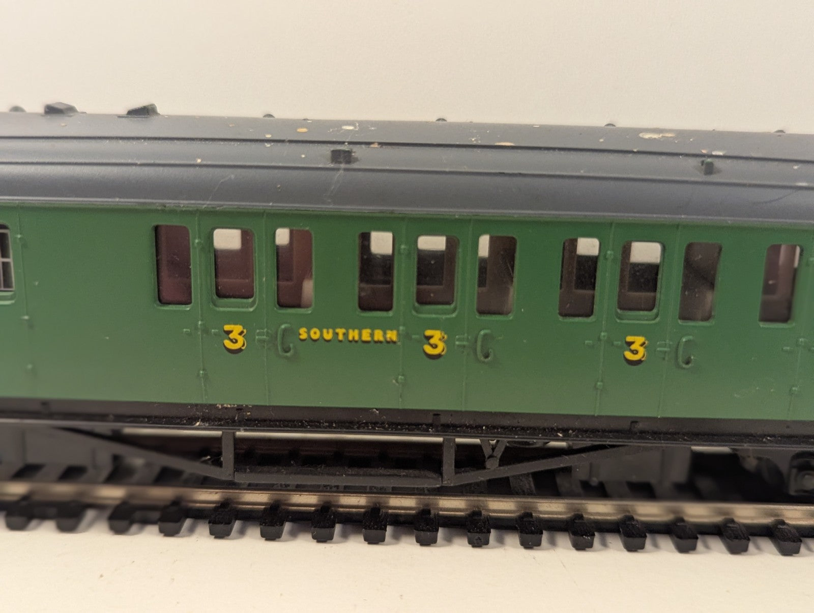 Hornby R4744 OO Gauge SR Maunsell Brake Coach Green – Needs Clean