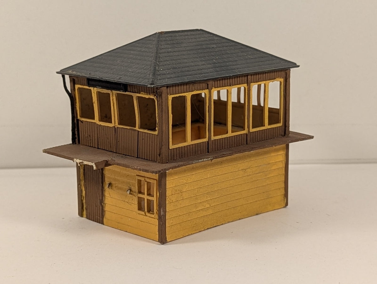 OO Gauge Timber Signal Box Brown and Yellow