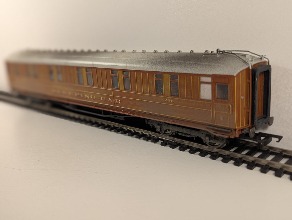 Hornby R4174 LNER 61ft 6in Corridor Sleeper Coach 1208 Teak