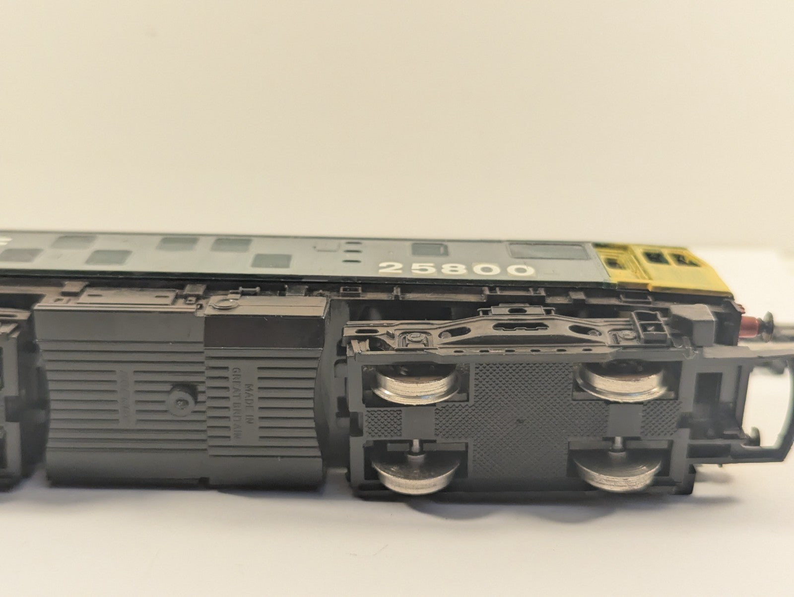 Hornby OO Gauge Class 25 Diesel Locomotive - Repainted in Railfreight Grey