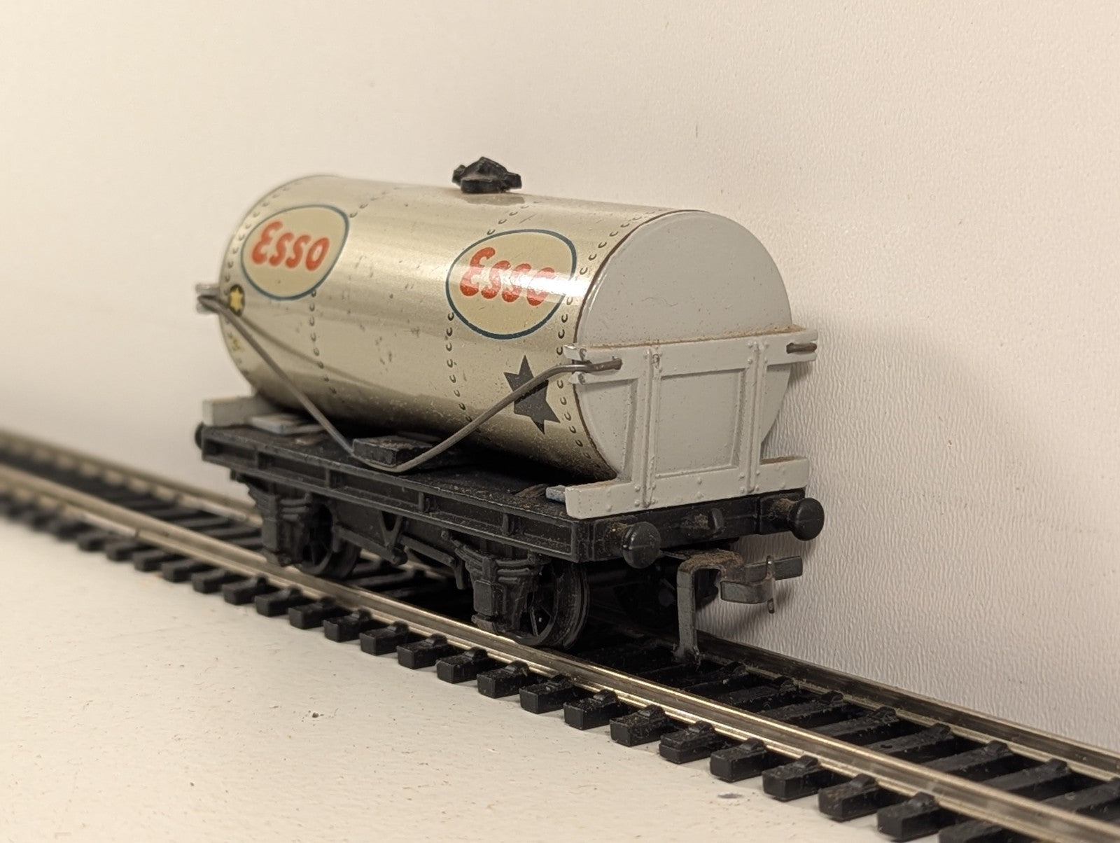 Hornby Dublo 32081 OO Gauge D1 ESSO Petrol Tank Wagon - Boxed