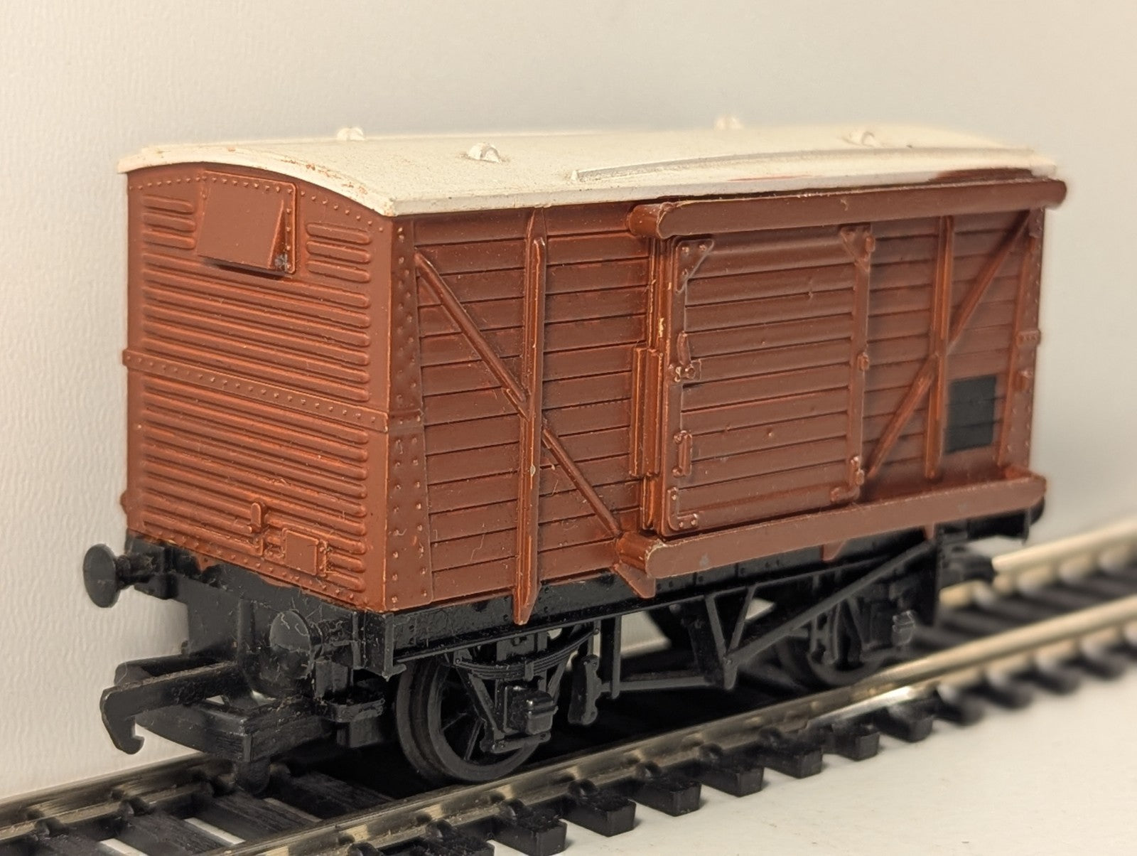Bachmann 12-Ton Ventilated Van - Repainted