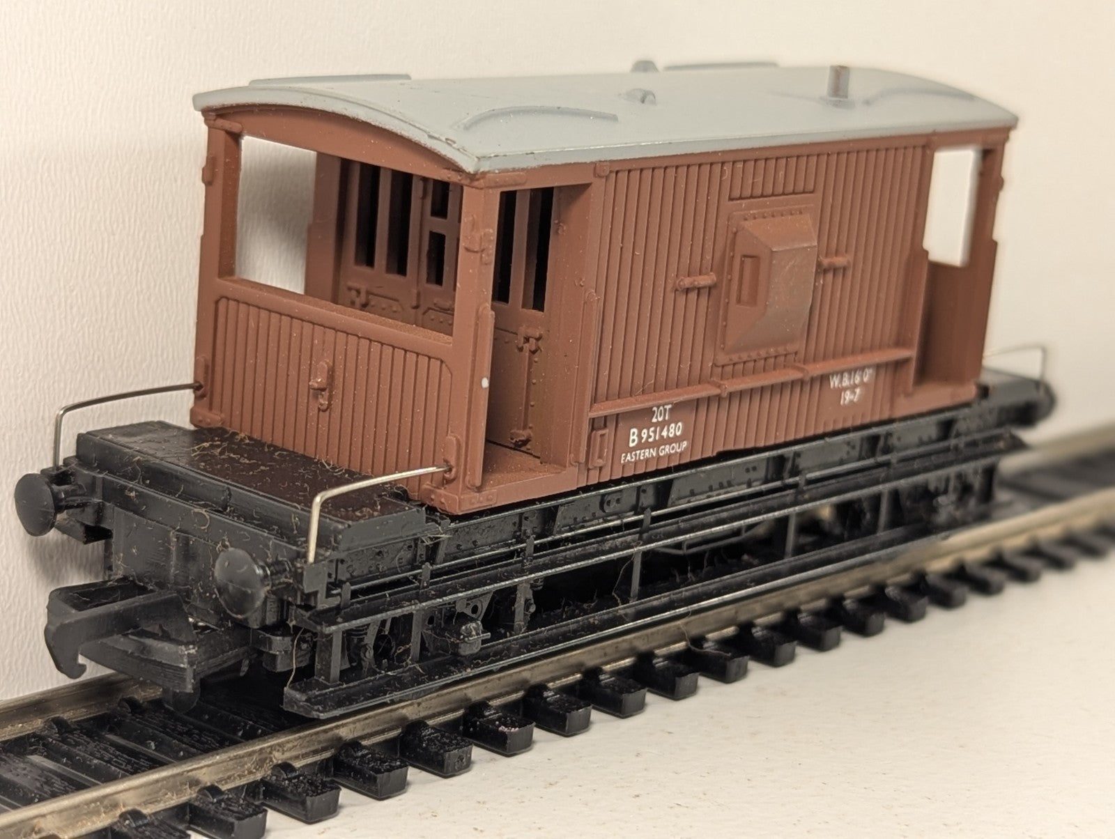 Mainline 37-139 BR 20 Ton Brake Van Brown OO Gauge - Boxed
