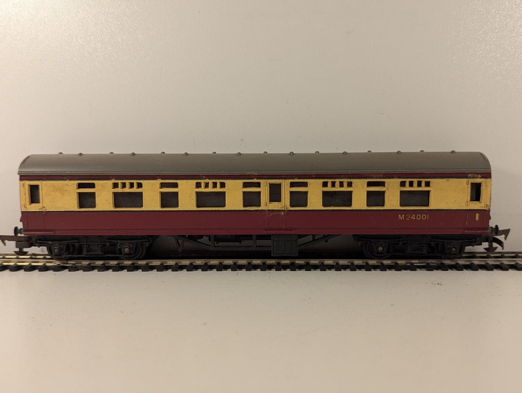 Tri-ang OO Gauge BR Mainline Composite Coach Passenger Coach M24001