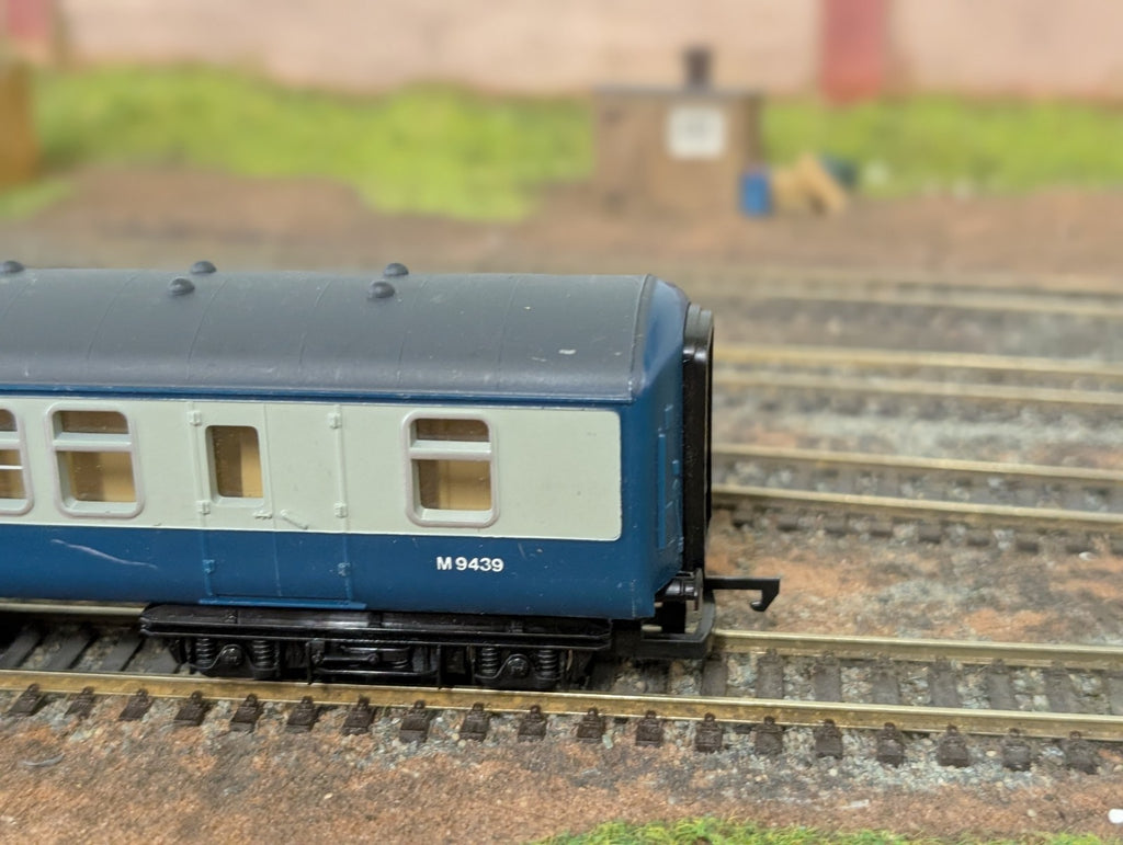 Hornby R921 OO Gauge BR Mk2 Inter-City Second Class Coach M9439