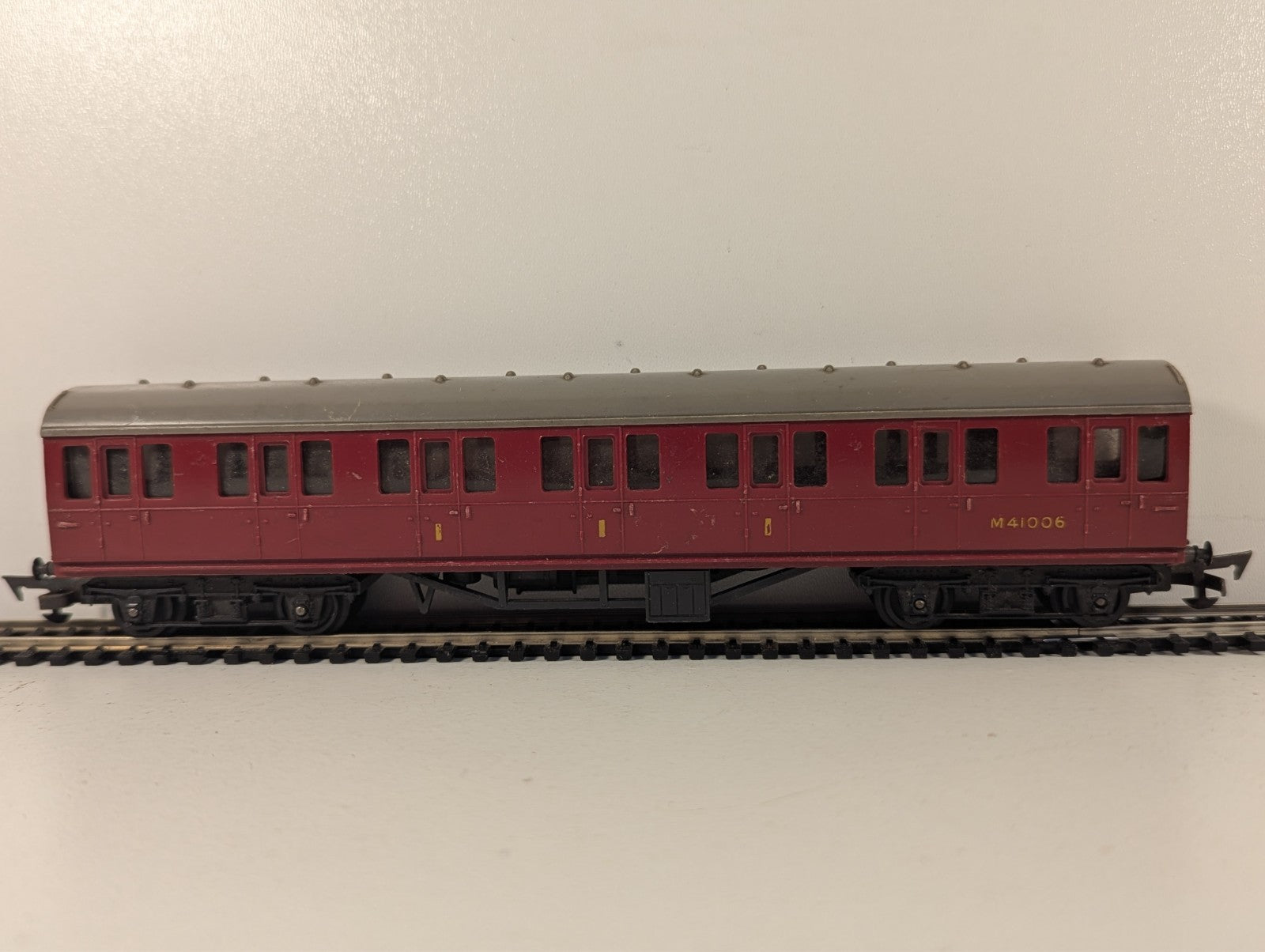 Tri-ang R121 OO Gauge BR Maroon Suburban Composite Coach
