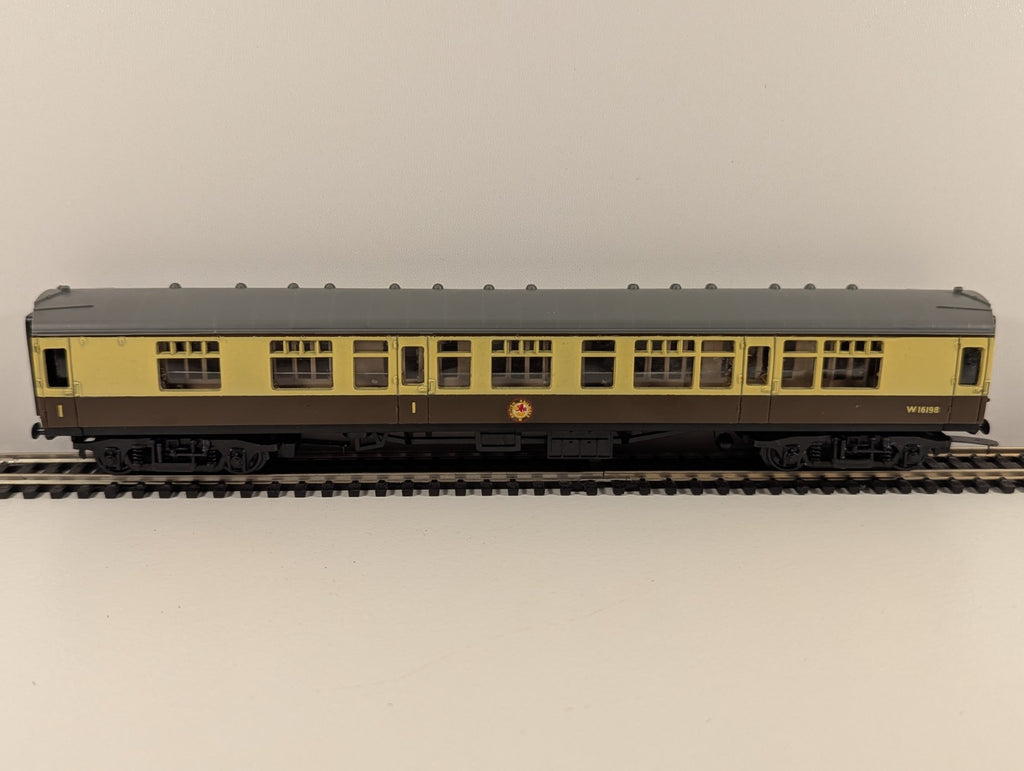 Trix OO Gauge BR Mk1 Composite Corridor Coach – W16198