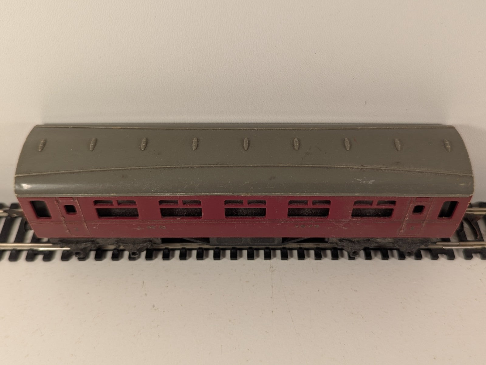 Tri-ang R20 OO Gauge LMS First Class Coach Maroon