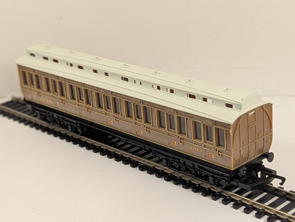 Hornby OO Gauge LNER Clerestory Coach Teak Finish