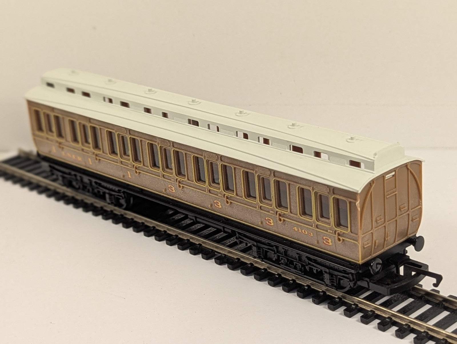 Hornby OO Gauge LNER Clerestory Coach Teak Finish