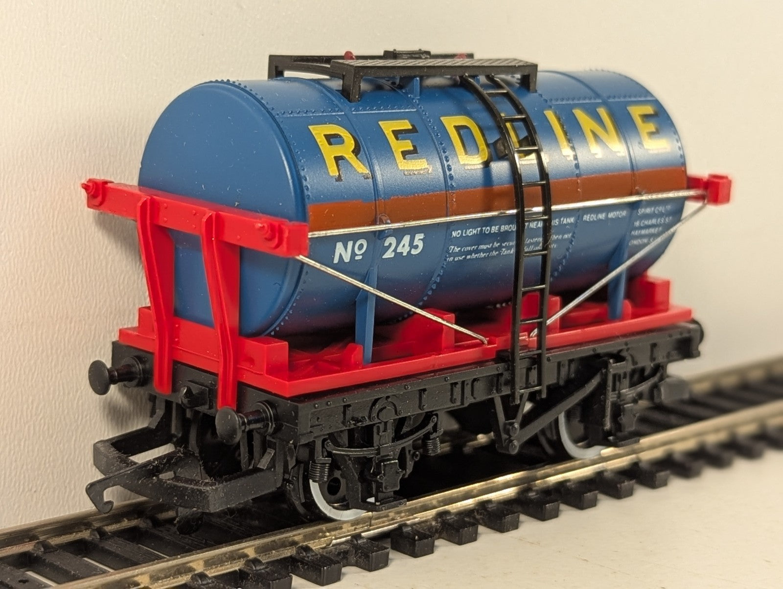 Hornby OO Gauge Redline Tank Wagon 245 R.129