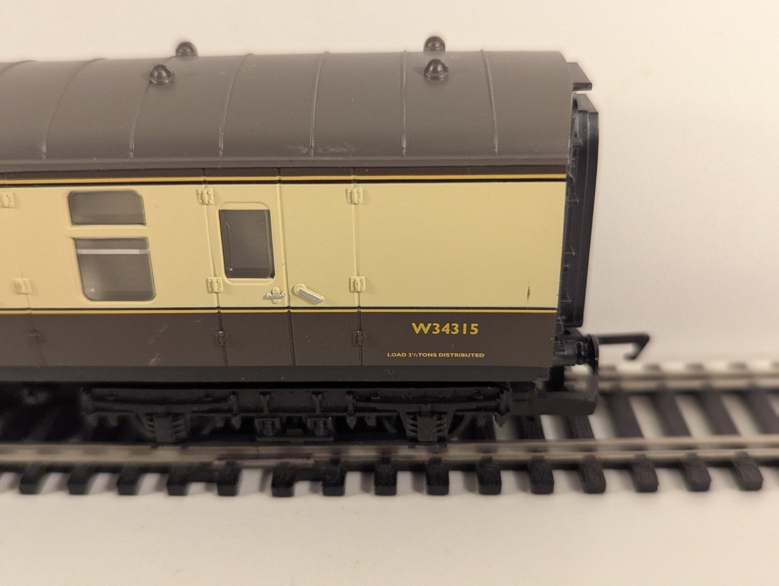 Hornby BR Mk1 Brake Second Corridor (BSK) – W34315 – Chocolate & Cream
