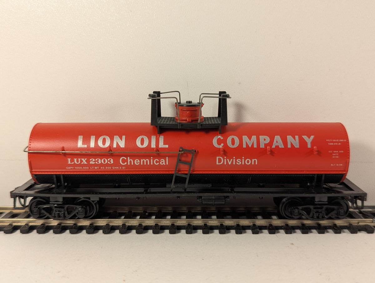 Athearn HO Gauge Lion Oil Company Chemical Division Tank Wagon LUX 2303 1559