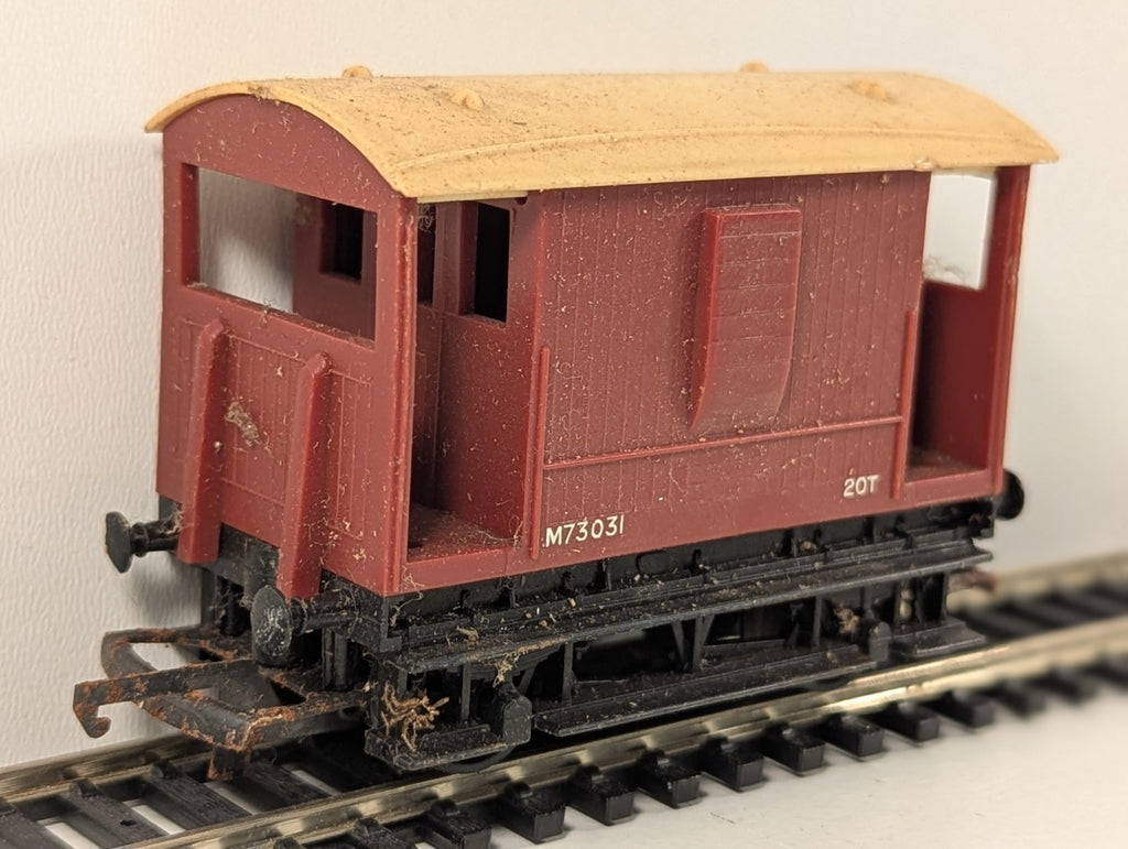 Tri-ang R16 OO Gauge ER 20 Ton Brake Van M73031 – BR Brown