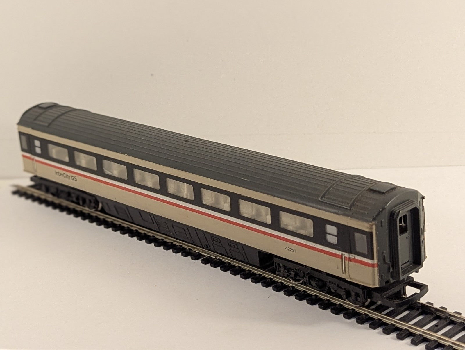 Hornby OO Gauge BR Mk3 Tourist Second Open (TSO) Coach Passenger Coach 42251