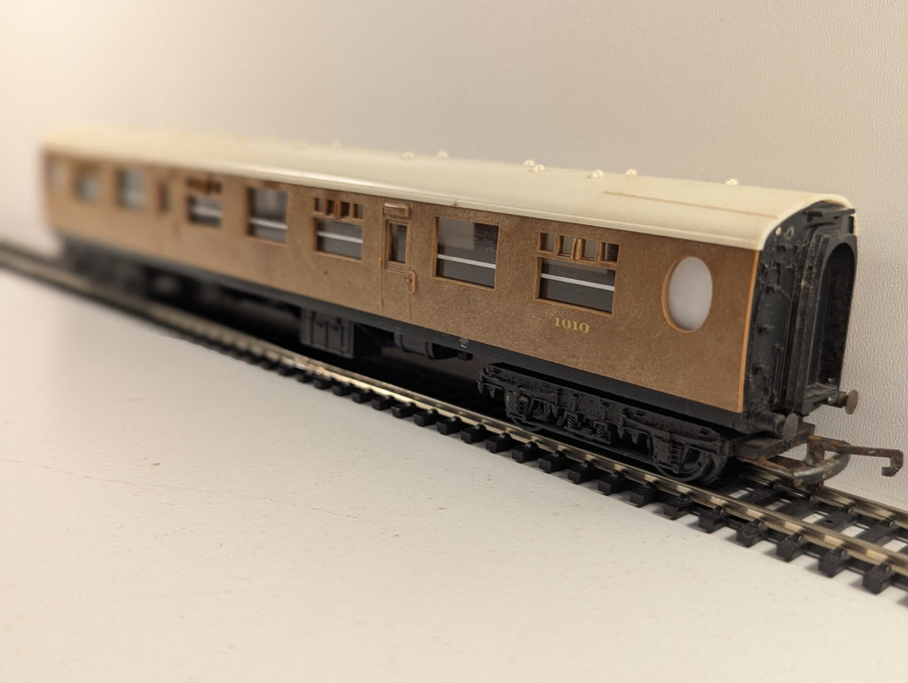 Hornby R745 OO Gauge LNER Teak Full Third Coach