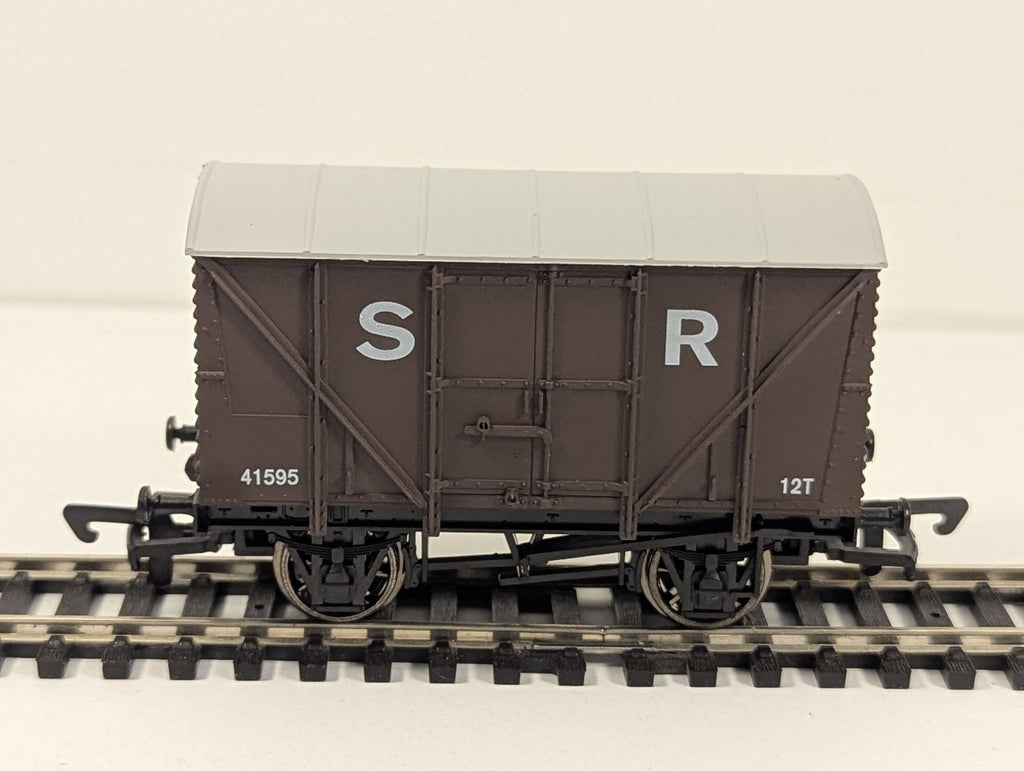 Dapol OO Gauge SR Vent Van Goods Wagon 41595 SR Brown B326